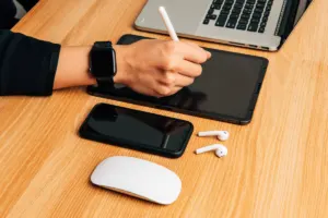 Imagen de Apple Pencil vs lápices genéricos para estudiantes latinos: ¿cuál conviene?