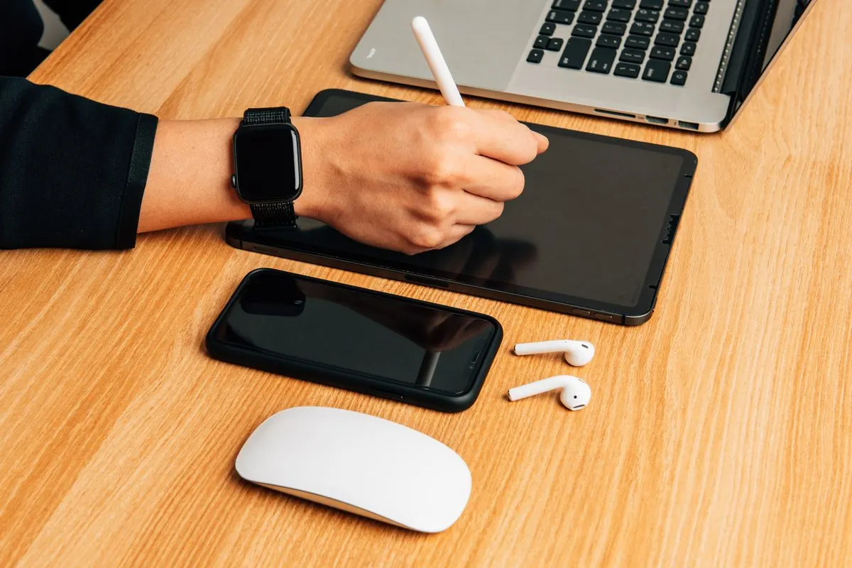 Imagen de Apple Pencil vs lápices genéricos para estudiantes latinos: ¿cuál conviene?